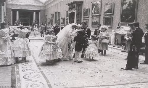 Công nương Diana và Thái tử Charles trò chuyện với các em nhỏ làm phù dâu, phù rể. Bức ảnh còn có sự xuất hiện của mẫu hậu Elizabeth - mẹ của Nữ hoàng Elizabeth II.