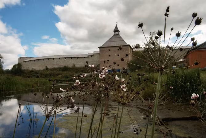 Khung cảnh bên ngoài pháo đài Staraya Ladoga.