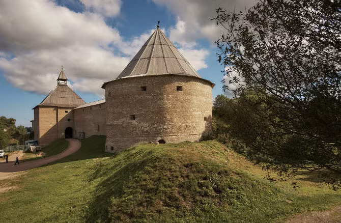 Hai công trình nổi tiếng Gate Tower (trái) và Kliment Tower của pháo đài Staraya Ladoga.