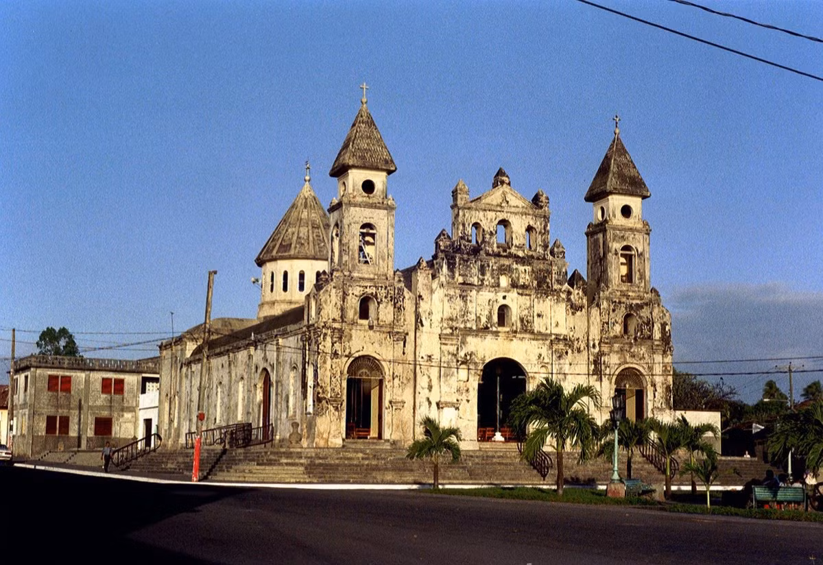  Nicaragua: Nicaragua có những khu rừng và bãi biển nhiệt đới đẹp nhất thế giới. Tiền thuê nhà ở đây rất rẻ chỉ ở mức 70 đô/tháng và một bữa ăn ngon chỉ có giá khoảng hơn 5 đô.