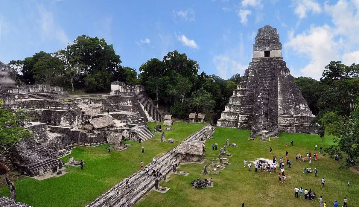  Guatemala: Guatemala là quê hương của những di tích cổ, những bãi biển kì lạ và người dân vô cùng tốt bụng. Các căn hộ trong những khu rừng nhiệt đới hay gần bãi biển tuyệt đẹp chỉ cho thuê với giá chỉ khoảng 80 đô/tháng. Đồ ăn truyền thống ở đây rất ngon.