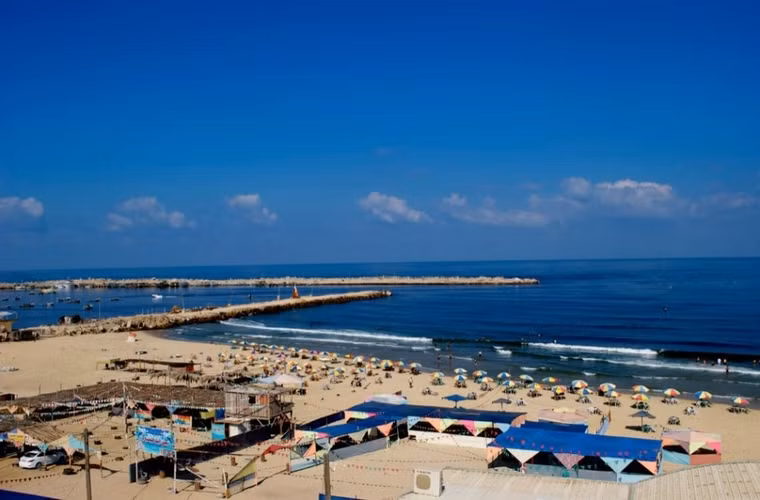 Bãi biển ở thành phố Gaza nhìn thanh bình là thế nhưng người dân nơi đây đã chìm trong chiến tranh 6 năm trời.