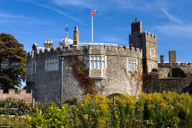 Lâu đài Walmer nằm trên bờ biển Kent được vua Henry VIII xây dựng năm 1539.