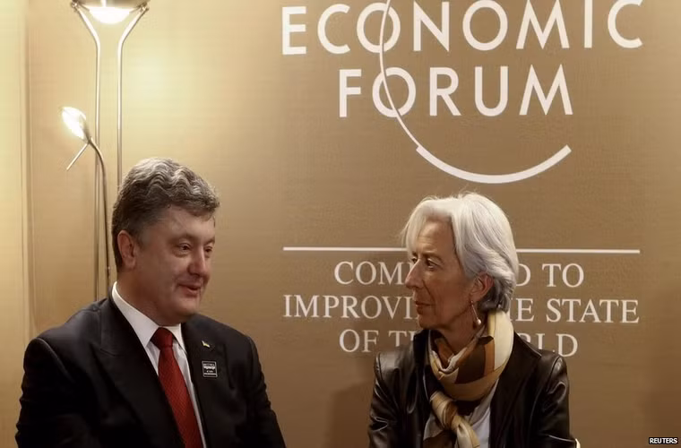 Chính trị luôn đóng vai trò của mình. Vào thứ 4 (21/1), tổng thống Ukraine Petro Poroshenko đã đề xuất nguyện vọng với chủ tịch Quỹ tiền tệ quốc tế IMF Christine Lagarde về việc tăng thêm gói hỗ trợ tài chính cho đất nước này. 