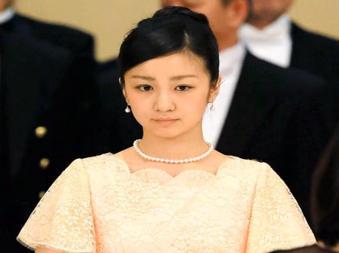 Công chúa Kako (sinh ngày 29/12/1994) của Nhật Bản đã khiến truyền thông và dư luận nước này xôn xao khi một mình ghé thăm lăng mộ của Hoàng đế Antoku ở Akama Shrine, Shimonoseki, Yamaguchi hồi tháng 6. Với vẻ ngoài ngày càng xinh đẹp, Công chúa Kako đã nhận được rất nhiều lời khen ngợi của cư dân mạng trong và ngoài nước.
