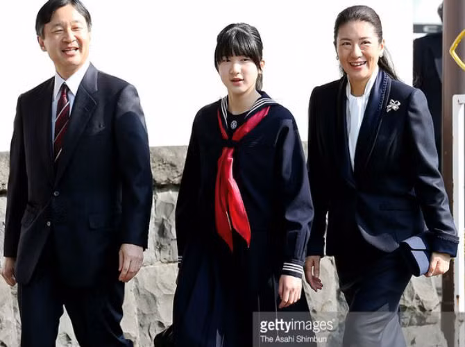 Công chúa Aiko (giữa), sinh ngày 1/12/2001, là con gái duy nhất của Hoàng thái tử Naruhito và Hoàng Thái tử phi Masako của Nhật Bản.
