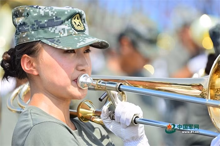 Hoàn Cầu thời báo nói các binh sỹ coi nhạc cụ là bút, mồ hôi là mực để viết về cuộc sống trong quân ngũ của chính mình.