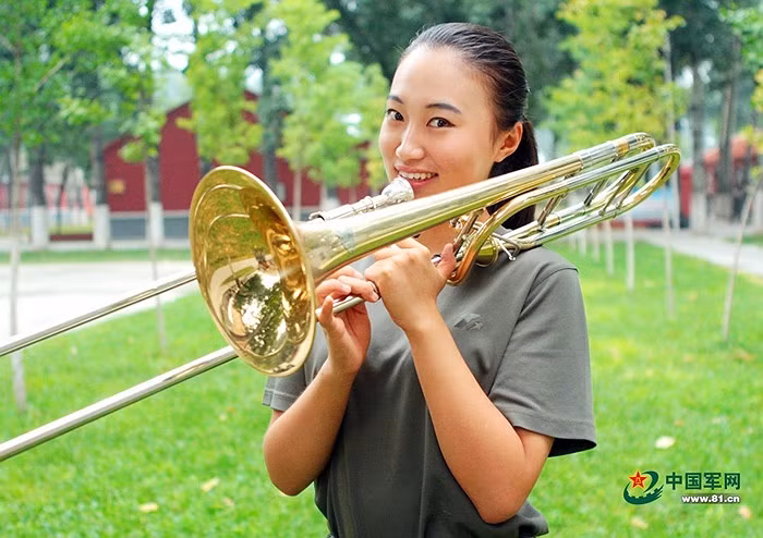 Nữ binh sỹ quân nhạc Trung Quốc.