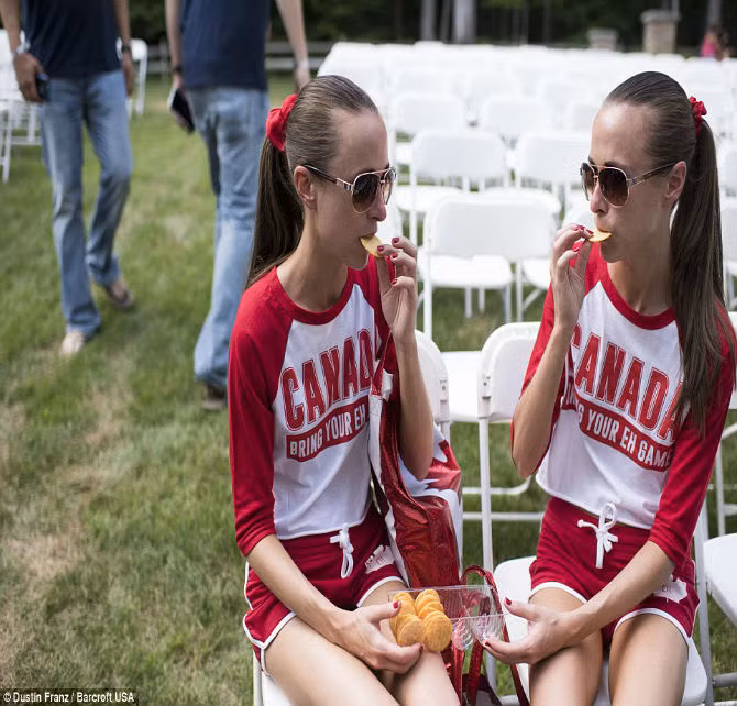 Cặp sinh đôi Allison và Lauren Knight, 32 tuổi, đến từ Windsor, Ontario, ngồi ăn bánh.