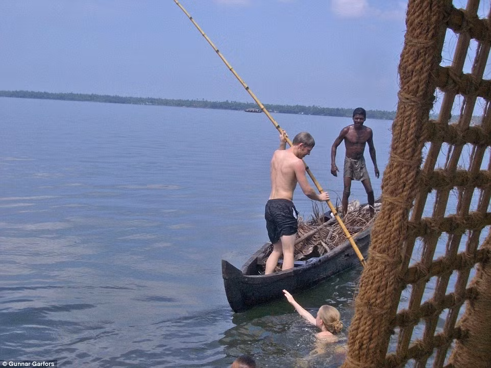 Và cố gắng học chèo thuyền ở Kerala, Ấn Độ.