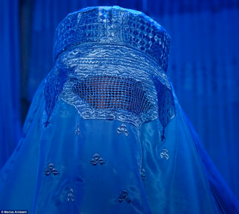 Khi Gunnar đến Afghanitan, một người bạn đã chụp bức ảnh anh mặc burqa – một loại áo dài của phụ nữ Afghanistan.