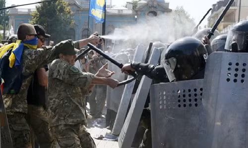 Phan quyen co giup Ukraine ra khoi khung hoang?