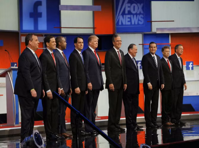 Được biết, 10 ứng cử viên tham gia cuộc tranh luận này gồm: Thống đốc bang New Jersey Chris Christie, Thượng nghị sĩ Marco Rubio, bác sĩ giải phẫu thần kinh Ben Carson, Thống đốc bang Wisconsin Scott Walker, tỷ phú Donald Trump, Thống đốc bang Florida Jeb Bush, Thống đốc bang Arkansas Mike Huckabee, Thượng nghị sĩ Ted Cruz, Thượng nghị sĩ Rand Paul và Thống đốc bang Ohio John Kasich.