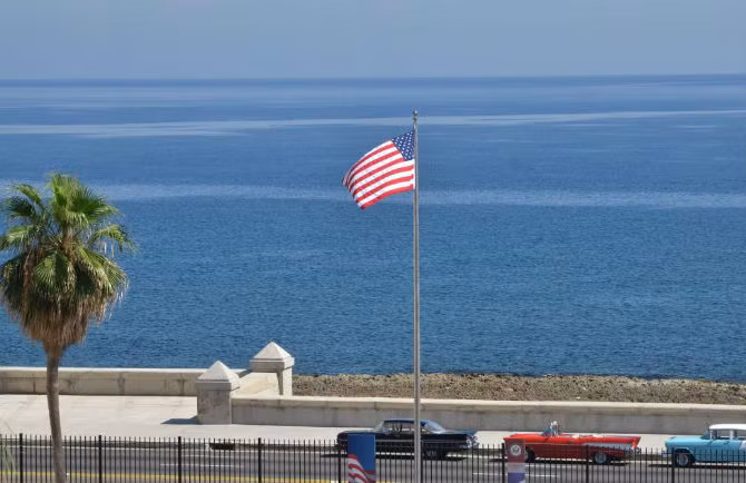 Cờ Mỹ tung bay trước đại sứ quán Mỹ ở thủ đô La Habana, Cuba, ngày 14/8/2015.