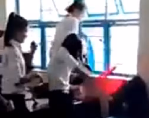 MC Trấn Thành sốc với clip nữ sinh Trà Vinh đánh nhau - Hình 3 MC Tran Thanh soc voi clip nu sinh Tra Vinh danh nhau-Hinh-3
