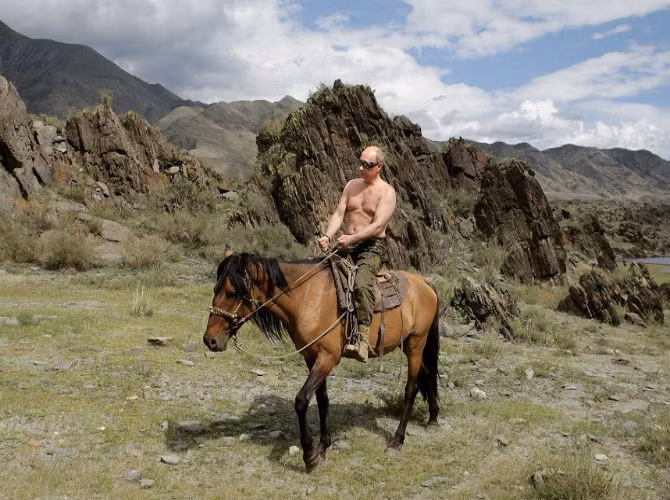 Sở thích của Tổng thống Nga Vladimir Putin là cưỡi ngựa. Trong chuyến thăm làm việc tại Cộng hòa Khakassia, ông Putin đã đến chân đồi Karatash, gần Abakan. Ở đó, ông tự tay cho ngựa ăn, uống trà, nấu ăn và cưỡi ngựa. Ngoài ra, ông chủ điện Kremlin còn có sở thích câu cá.