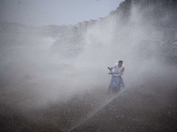Suc manh kinh hoang cua bao Soudelor do bo vao Trung Quoc-Hinh-3