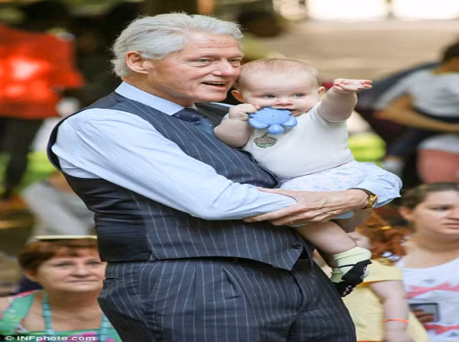 Sáng 16/7, cựu Tổng thống Bill Clinton khoe cháu ngoại, khi bế bé Charlotte trên Quảng trường Madison ở thành phố New York xem một chương trình ca nhạc dành cho trẻ nhỏ.