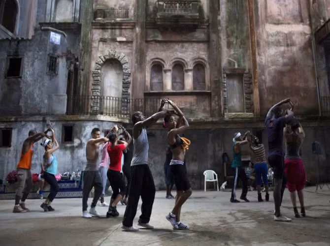 Các vũ công đến từ công ty Deep Roots Dance đang luyện tập trong một rạp hát ở Havana ngày 14/10/2014.
