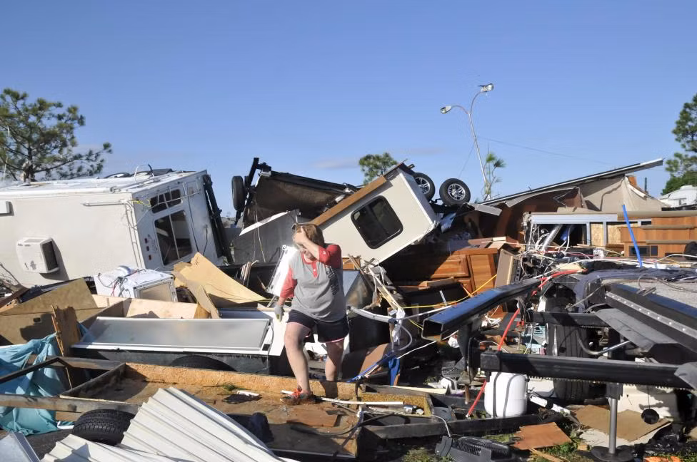 Bà Gene Titus đang xem xét những thiệt hại về nhà cửa của mình ở Oklahoma ngày 7/5.