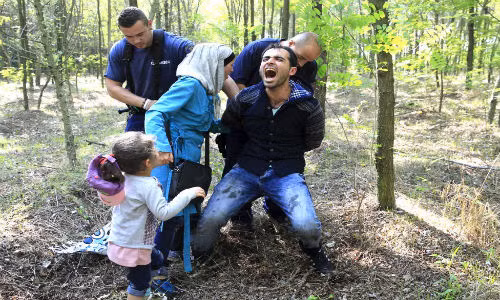 Cảnh sát Hungary bắt giữ một gia đình di dân Syria sau khi họ vượt qua biên giới gần Roszke vào đất nước Hungary ngày 28/8/2015.