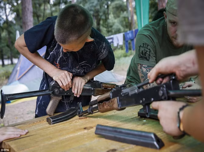 Các phần tử cực hữu của Tiểu đoàn Azov dạy bọn trẻ Ukraine cách cầm súng nhằm lôi kéo chúng vào những cuộc xung đột đẫm máu ở nước này.