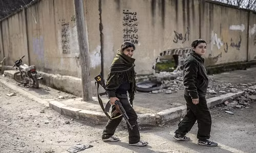 Binh sĩ người Kurd đi dạo trên con phố hoang tàn ở Kobane. Hầu như mọi hạ tầng cơ sở ở nơi này đã không còn nguyên vẹn sau các cuộc giao tranh dữ dội với IS.