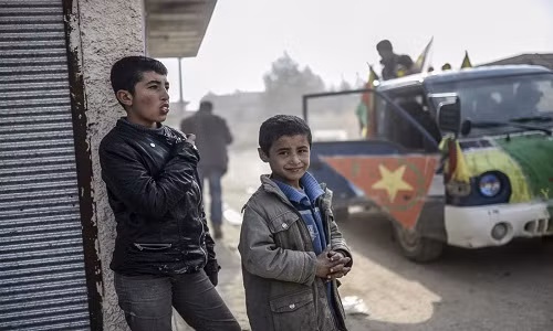 Những đứa trẻ ở Kobane sau khi quân Kurd đánh đuổi nhóm IS ra khỏi thành phố.