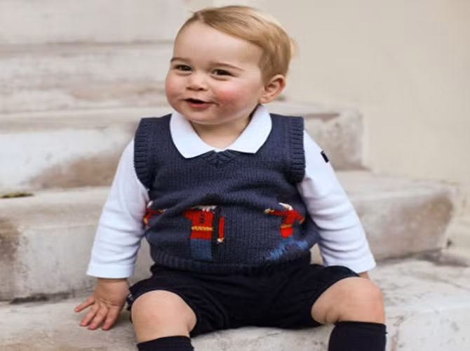 Hoàng tử George ngồi ở sân trong của cung điện Kensington, London, Anh. Hoàng tử bé tròn 2 tuổi vào ngày 22/7 vừa qua.