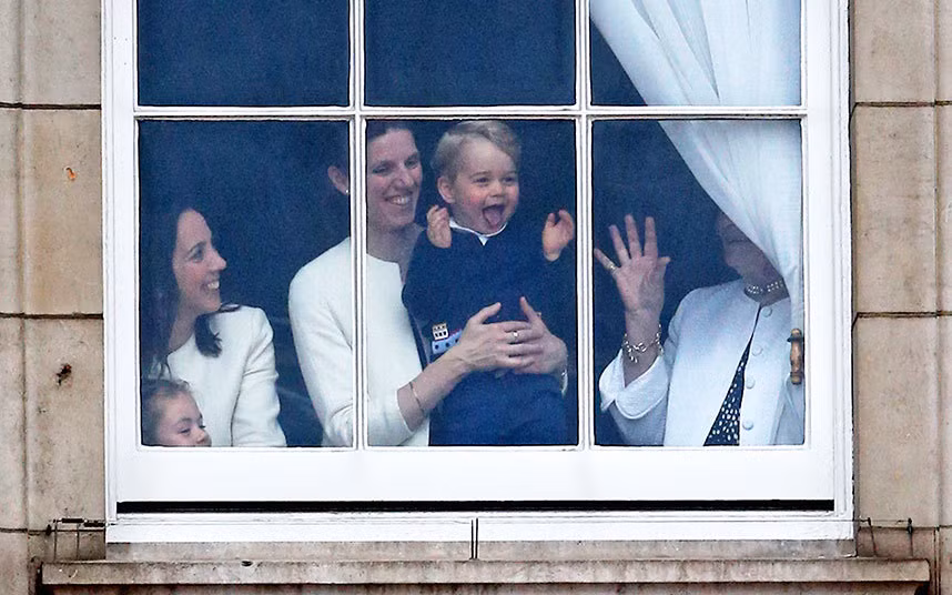 Hoàng tử Goerge vui sướng khi nhìn ra ngoài cửa sổ cung điện Buckingham trong buổi lễ diễu hành Trooping the Colour.