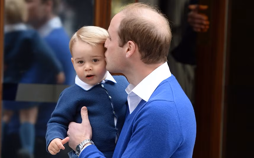 Hoàng tử William hôn con trai khi hai cha con tới Lindo Wing.