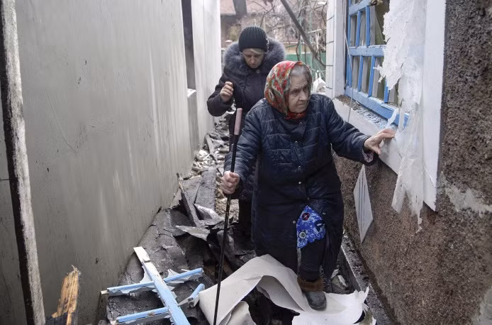 Các cuộc pháo kích ở khu vực Donetsk và Lugansk đã gây ra rất nhiều thiệt hại ở khu dân cư.