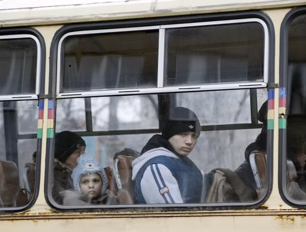 Mọi người đang đợi để được đưa ra khỏi khu vực chiến sự Debaltsevo