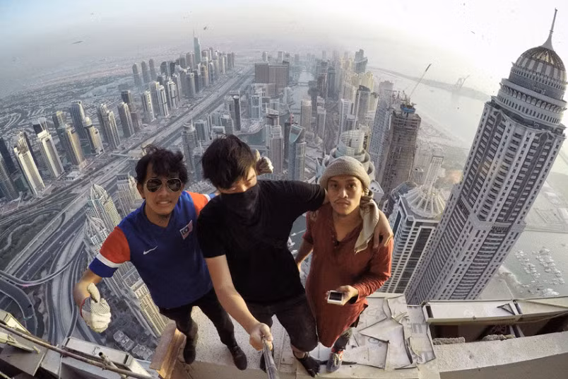 Ba người bạn “tự sướng” khi đứng trên tòa nhà chọc trời ở Dubai.