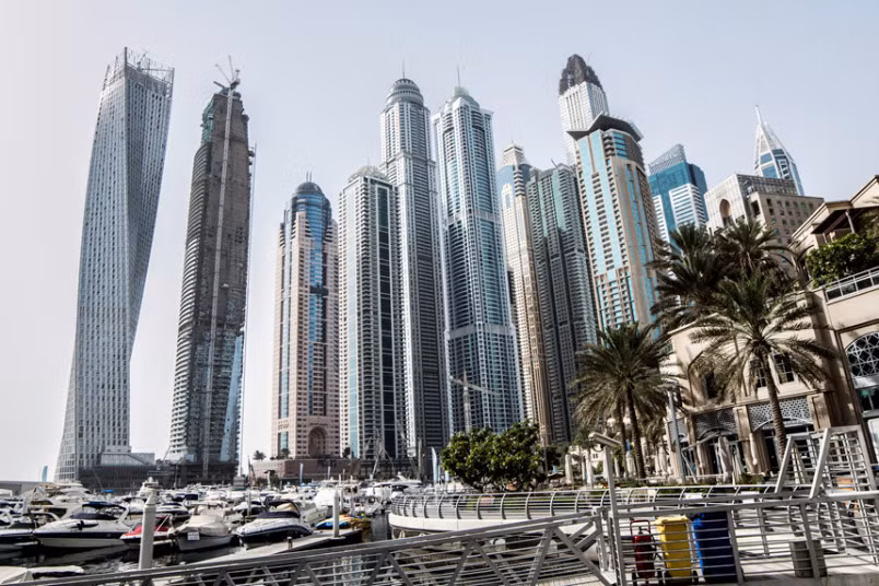 Lúc đầu, Keow Wee Loong định leo lên tòa tháp Cayan ở khu Dubai Marina nhưng sau đó anh quyết định thay đổi kế hoạch vì nhiệt độ quá cao. Chàng trai 26 tuổi chia sẻ: “Nhiệt độ lên đến 44 độ C nên tôi không thể leo lên đó. Tôi quyết định chuyển sang tòa tháp Marina 101”.