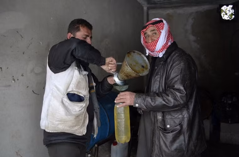 1 người đàn ông mua nhiên liệu để sưởi ấm ở thành phố Idlib, Syria ngày 10/1/2015. 