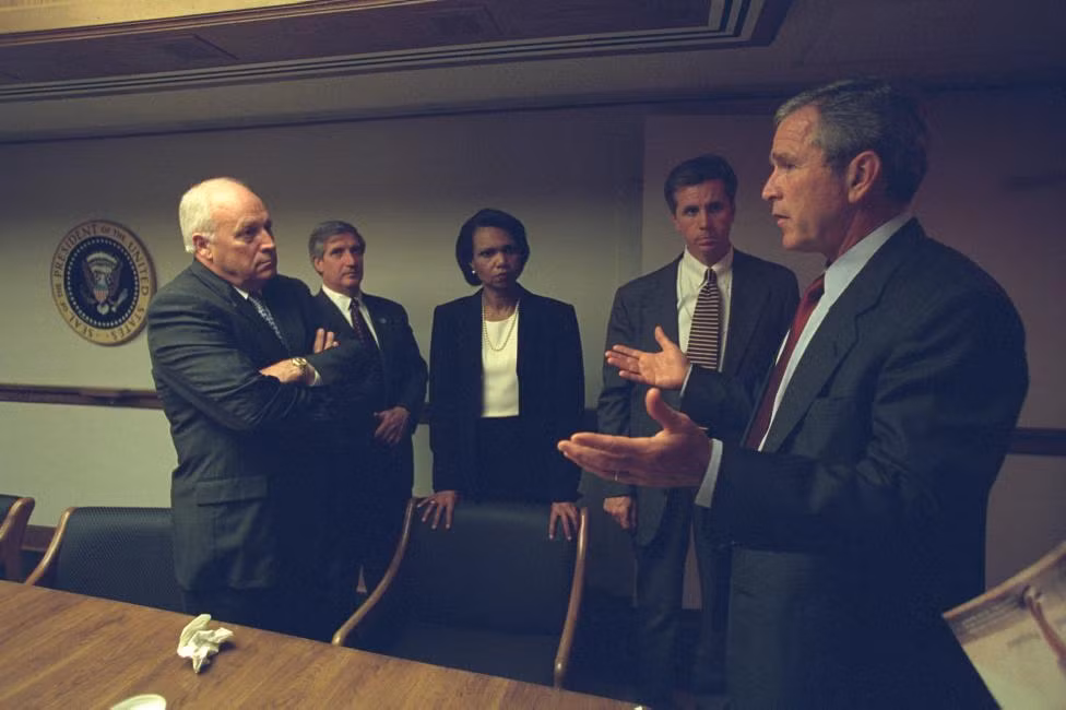 Bức ảnh do National Archives mới đây công bố ghi lại khoảnh khắc cựu Tổng thống Mỹ George Bush cùng cựu Phó Tổng thống Dick Cheney (trái) và các quan chức cấp cao họp bàn vài giờ sau vụ tấn công khủng bố 11/9/2001.
