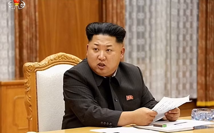 Nhà lãnh đạo Kim Jong-un phát biểu tại Ủy ban Quân sự Trung ương Triều Tiên. Nhà lãnh đạo Kim Jong-un phát biểu tại Ủy ban Quân sự Trung ương Triều Tiên.