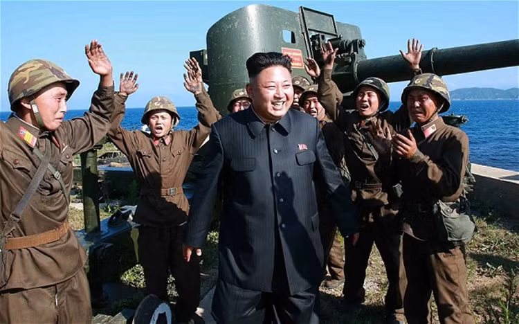 Nhà lãnh đạo Kim Jong-un đi thăm binh sĩ. Nhà lãnh đạo Kim Jong-un đi thăm binh sĩ.
