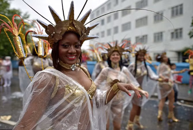 Tham dự lễ hội Carnival Nottingham Hill, các vũ công phải mặc áo mưa.