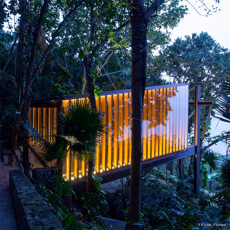  Nhà nguyện ở Joá (Rio de Janeiro, Brazil) - Nhà nguyện này được chống đỡ bởi một cây cột duy nhất đối diện cửa vào và được biến đổi thành hình cây Thánh giá khi lên đến mặt sàn.