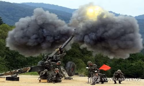 Ngày 20/8, hai miền Triều Tiên đấu pháo qua biên giới. Bình Nhưỡng nã pháo về phía binh sĩ Hàn Quốc và Seoul đã phản pháo ngay lập tức. Ảnh: Một cuộc tập trận bắn pháo của quân đội Hàn Quốc.