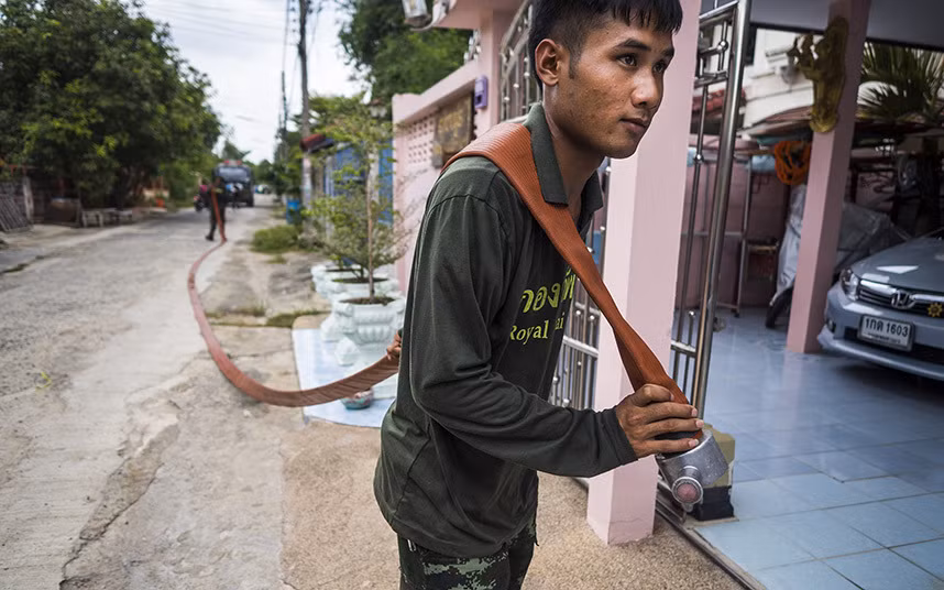 Binh sĩ Thái Lan đưa ống bơm nước đến từng nhà ở tỉnh Pathum Thani.