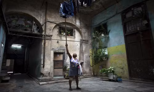 Odelia Pedroso, 59 tuổi, phơi quần áo trong sân nhà ở Havana, ngày 30/7/2015.