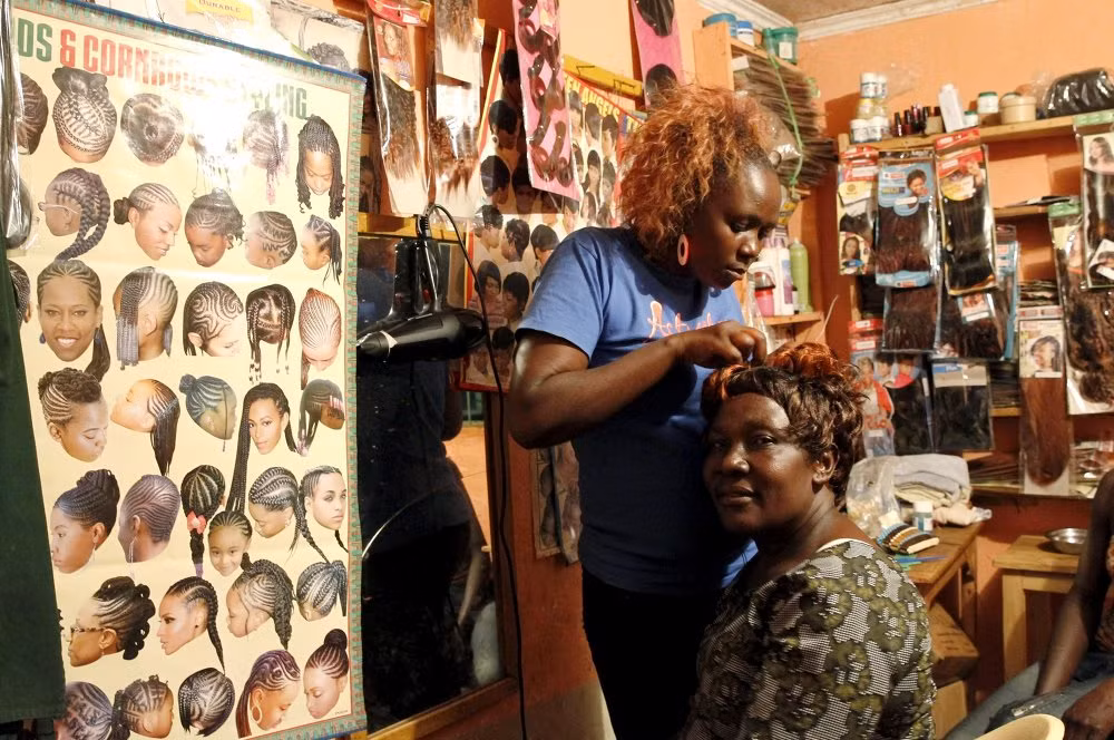 Elizabeth Aluoch tại một tiệm cắt tóc ở làng Kogelo, phía Tây thủ đô Nairobi, Kenya, ngày 15/7.