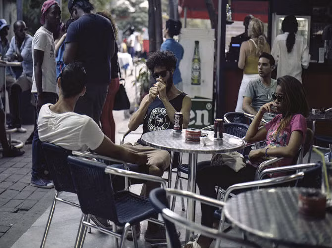 Nhóm thanh niên thưởng thức bia tại Pabellon Cuba.