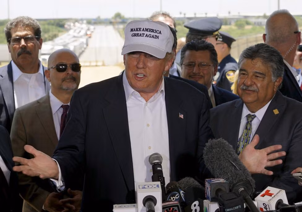 Tỷ phú Donald Trump phát biểu trong buổi họp báo gần biên giới Mỹ- Mexico ngày 23/7. 