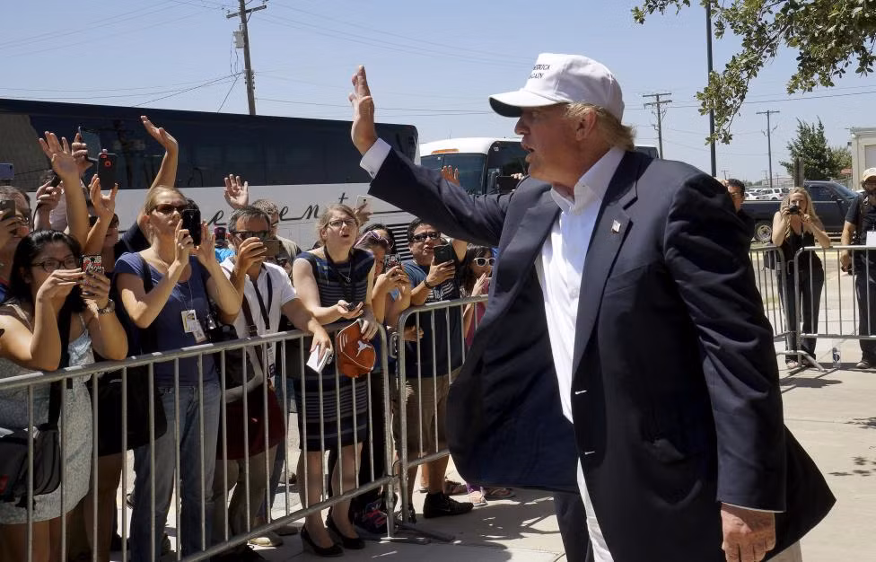 Ứng viên tổng thống Mỹ Donald Trump vẫy tay chào tạm biệt người dân trước khi rời Laredo.
