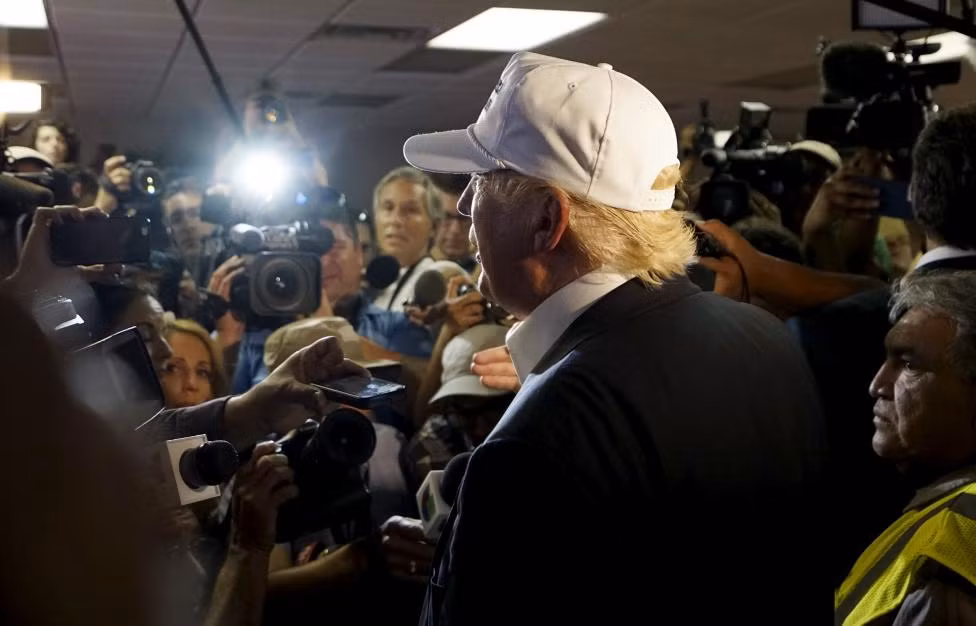 Donald Trump chia sẻ với các phóng viên khi ông đến Laredo ngày 23/7.