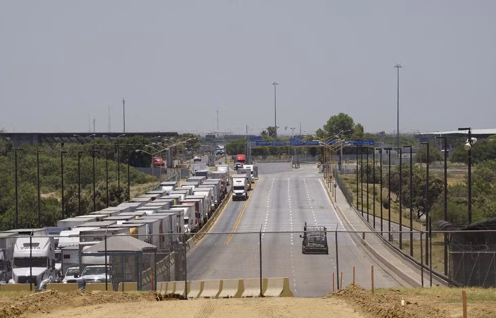 Hàng dài xe tải nối đuôi nhau từ Mexico đến ngoại ô Laredo, nơi ứng viên tổng thống Donald Trump sẽ có bài phát biểu.